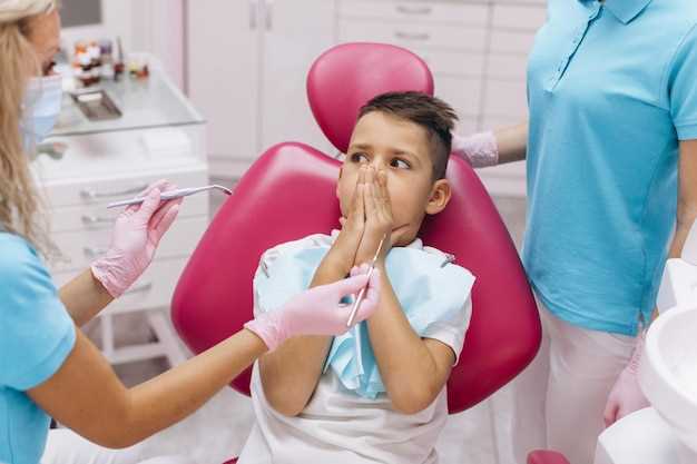 Лечение пародонтита включает комплексный подход, включающий профессиональную чистку зубов и удаление зубного налета и зубного камня, применение противовоспалительных препаратов и антибиотиков, а также, в некоторых случаях, операцию для восстановления поврежденных периодонтальных тканей.