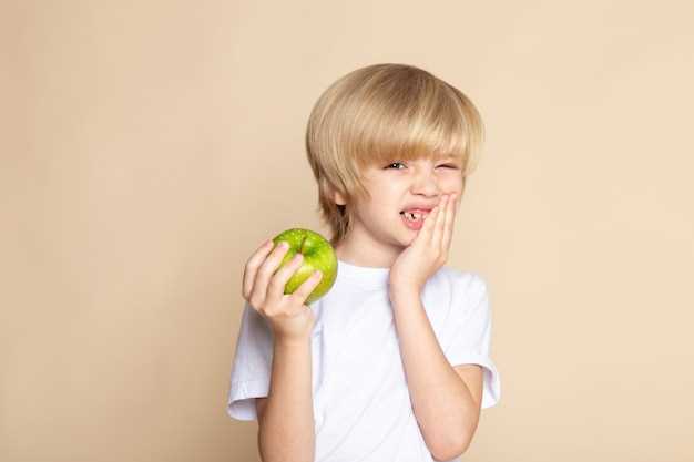 Основная причина стоматологических проблем у детей часто кроется в неправильном питании. Частое употребление сладких и кислых продуктов, богатых сахаром, а также неправильное использование приемов питания, таких как долгое поедание или постоянное питье сладких напитков, может привести к развитию кариеса и других заболеваний полости рта. Поэтому, заботясь о здоровье зубов своего ребенка, необходимо обратить внимание на его питание.