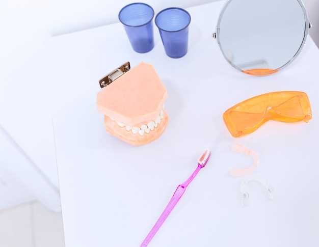 Основы ухода за зубными протезами включают в себя ряд простых, но важных шагов. Во-первых, необходимо правильно чистить протезы, чтобы избежать накопления бактерий и осадка на поверхности. Для этого рекомендуется использовать специальные зубные щетки, предназначенные для протезов, и мягкую зубную пасту. Также необходимо помнить о чистке протезов после каждого приема пищи. Важно не забывать о чистке искусственных зубов, обрабатывая их тщательно и внимательно.