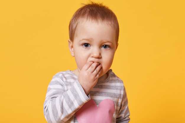 Для помощи ребенку с стоматитом необходимо принять ряд мер. Во-первых, соблюдайте гигиену полости рта ребенка. Регулярно чистите зубы и язык, используя мягкую зубную щетку и детскую зубную пасту. Также полезно промывать рот раствором морской соли или отваром трав, которые обладают противовоспалительным и антисептическим эффектом.