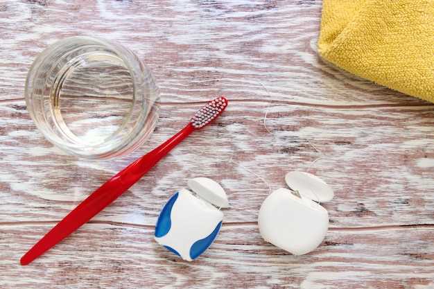 Здоровые зубы - это не только прекрасная улыбка, но и ключ к общему здоровью организма. Однако, помимо правильной чистки зубной щеткой, существует еще одно важное средство гигиены полости рта - зубная нить. Этот небольшой, но невероятно полезный инструмент помогает удалить остатки пищи и налет, которые не всегда удается достичь обычной щеткой. В этой статье мы расскажем о том, почему зубная нить необходима и как ее правильно использовать.
